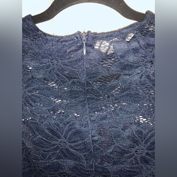 DONATED Lace Bodycon dress - Picture 4 of 5